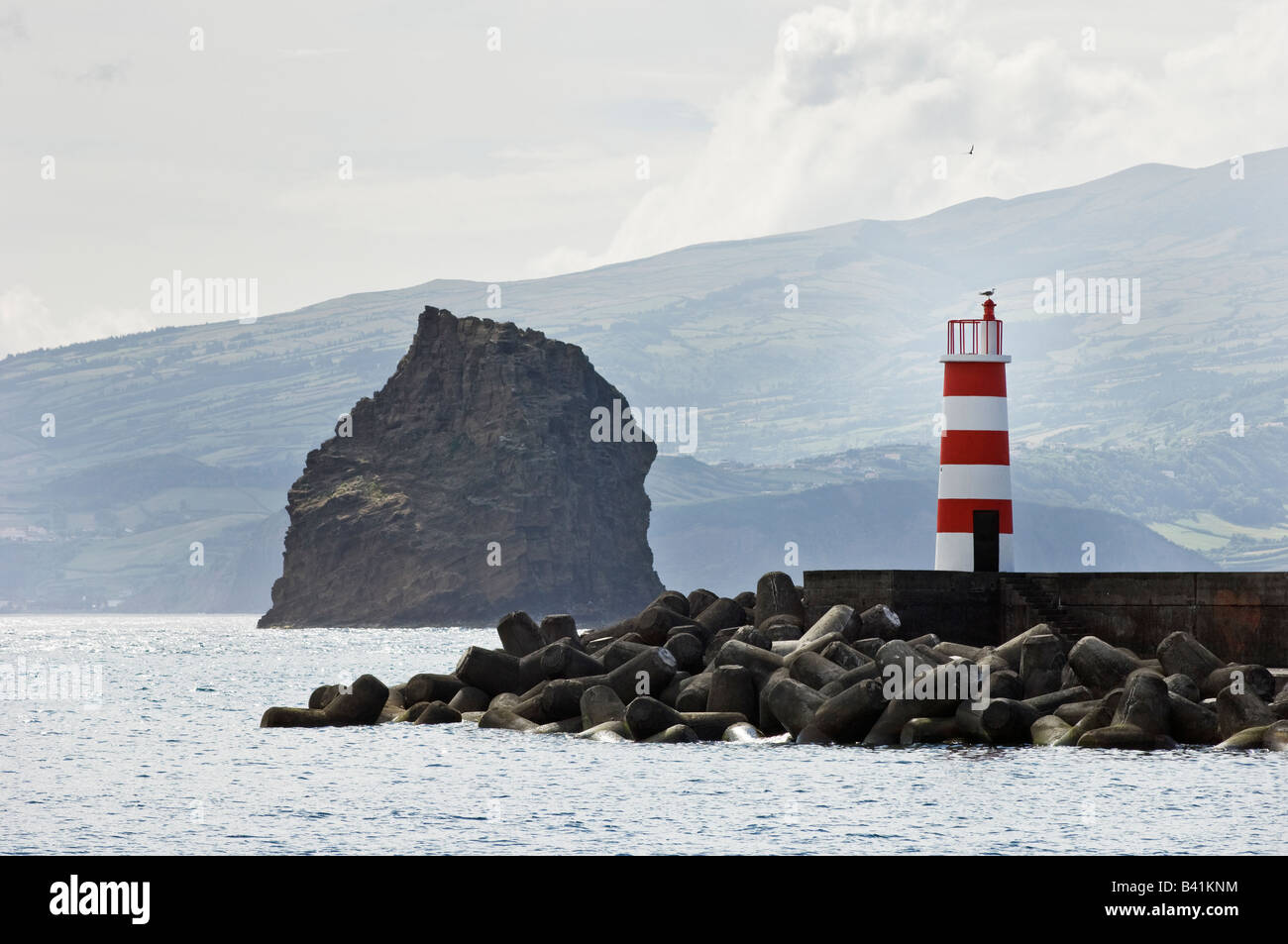 Tipp von der Anlegestelle in den Kanal zwischen Pico und Faial Inseln Faial Azoren ist im Hintergrund Stockfoto