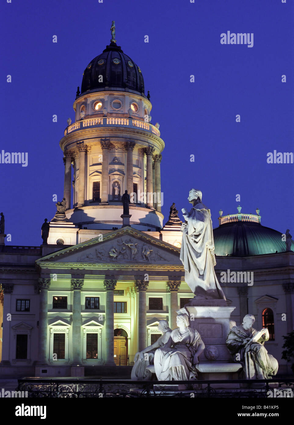 Gendarmenmarkt Gendarmenmarkt bei Nacht deutschen Kathedrale Schiller Denkmal Berlin Deutschland Europa Stockfoto