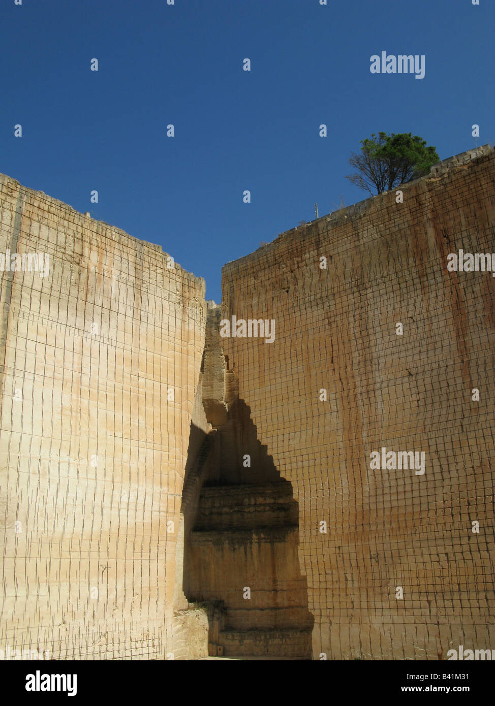 Die Schnittflächen der Steinbrüche von S'Hostal, Lithica, an Ciutedella, Menorca, Spanien Stockfoto