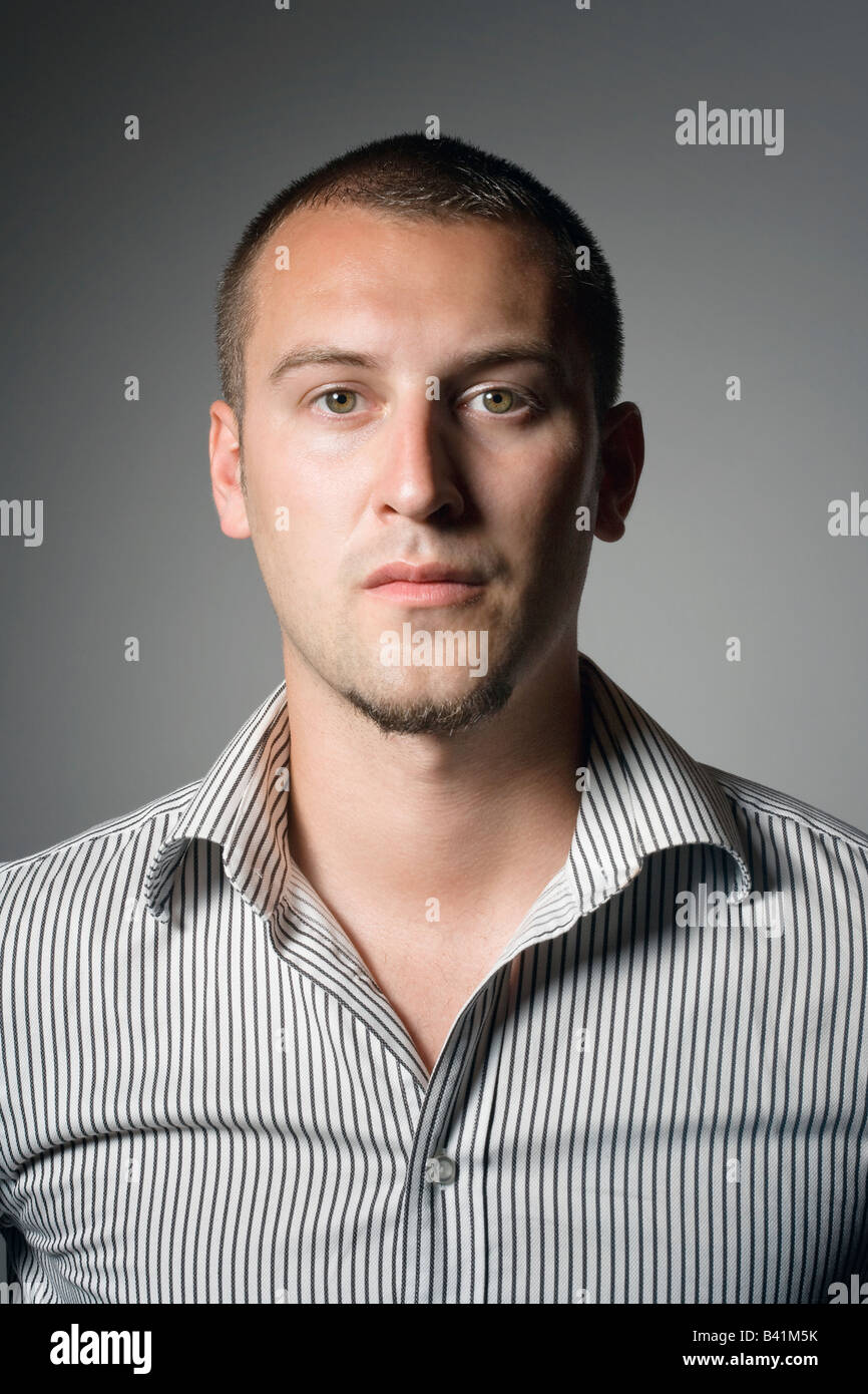 PORTRÄT DES JUNGEN MENSCHEN IM ALTER VON 26 JAHREN Stockfoto