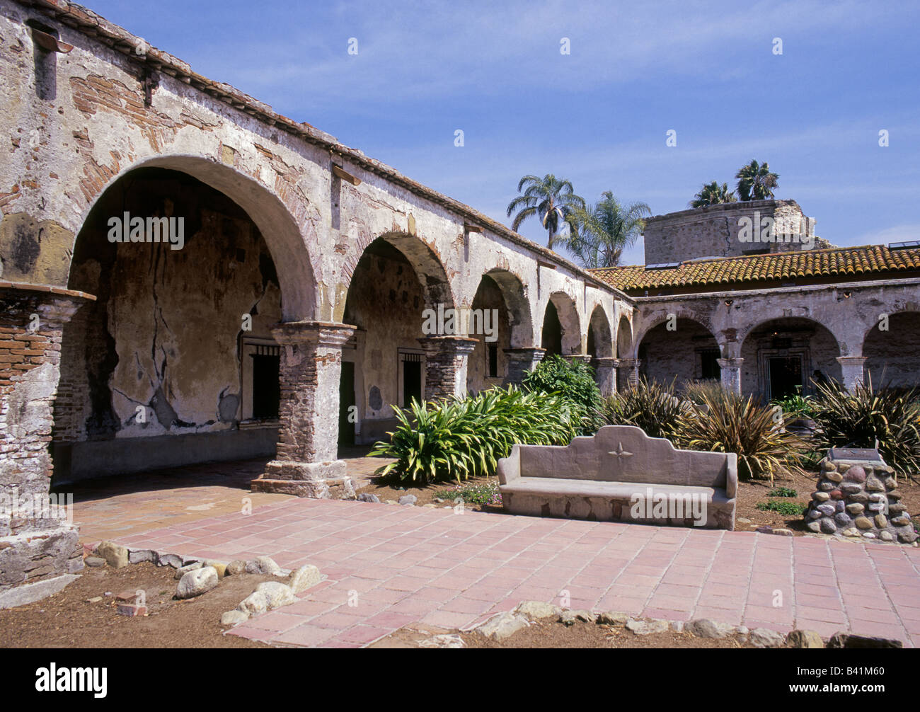 USA-Kalifornien das schöne Torbögen und die Gärten der alten spanischen in San Juan Capistrano Mission Stockfoto