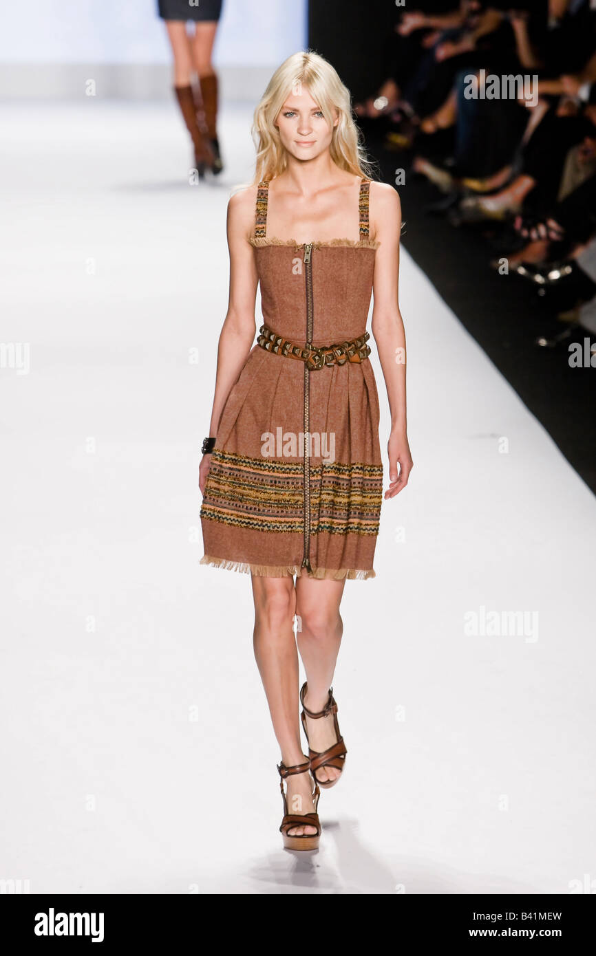 12. September 2008 — New York, USA: ein Model präsentiert eine Outfit von Project Runway Teilnehmer Joe Faris auf der New York Fashion Week. Stockfoto