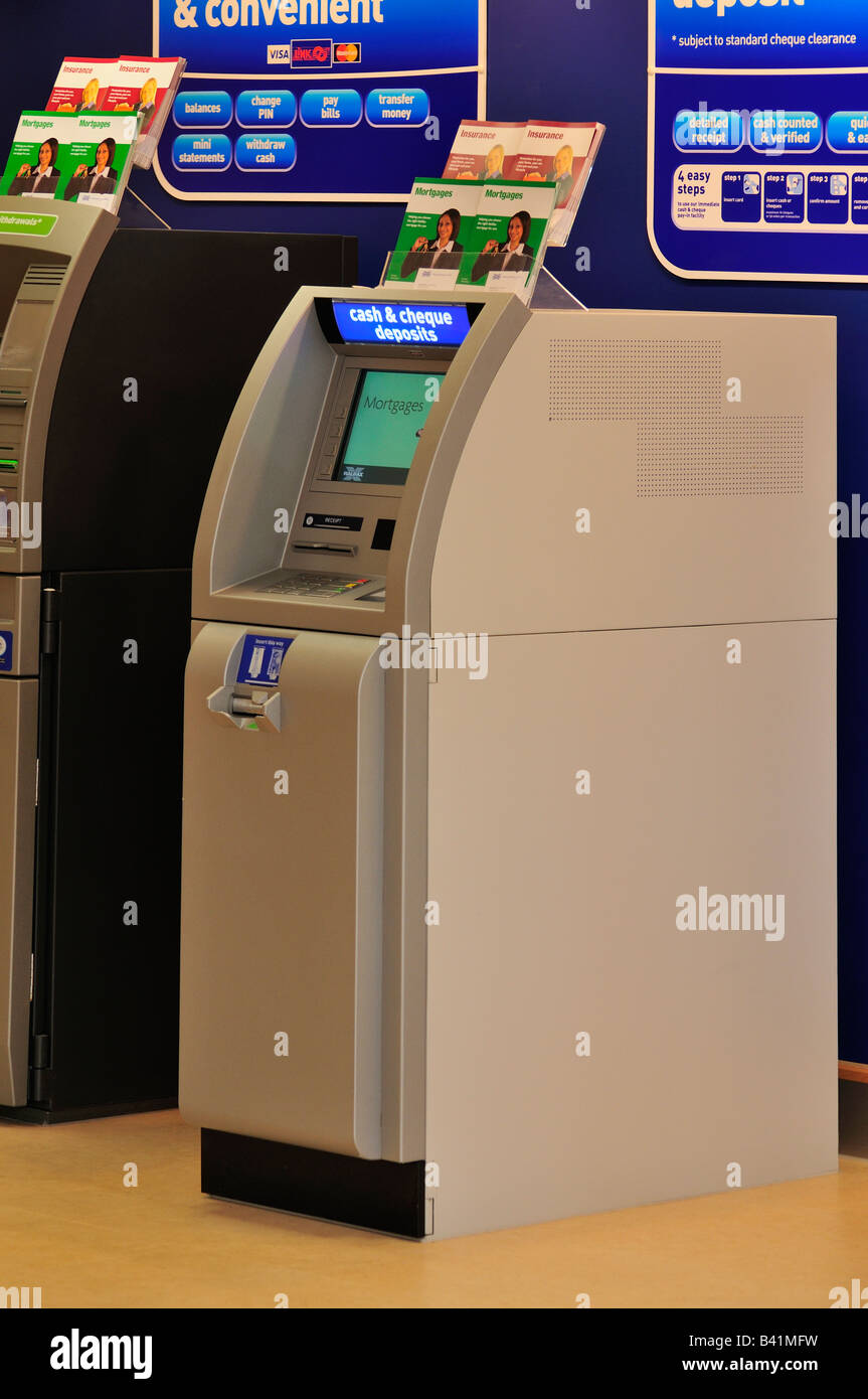 Schalterhalle, Zahlen in Maschine, ATM Stockfoto