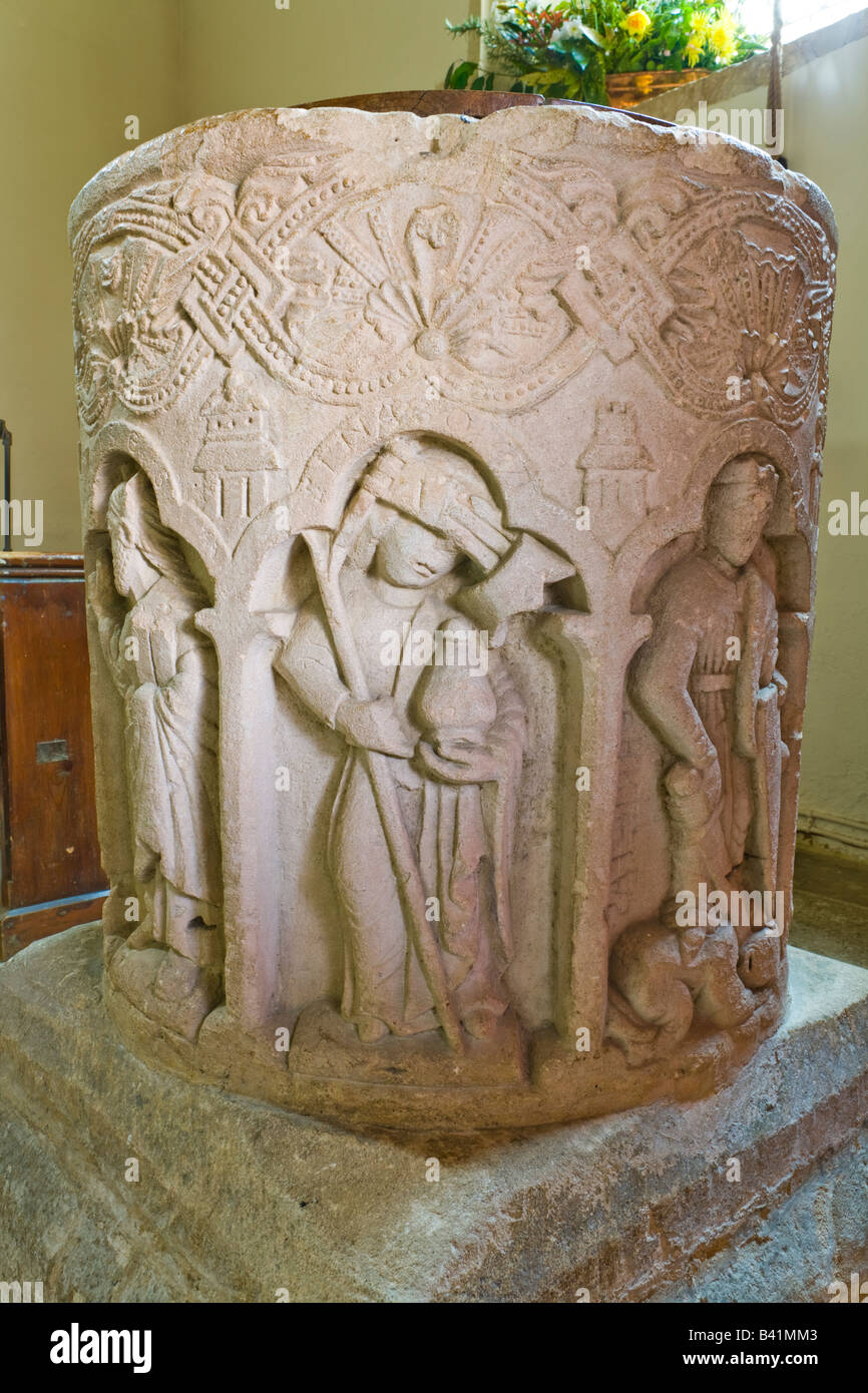 Die wunderbar geschnitzten Norman Schriftart in St. Peterskirche in Cotswold Dorf von Southtrop, Gloucestershire. Stockfoto