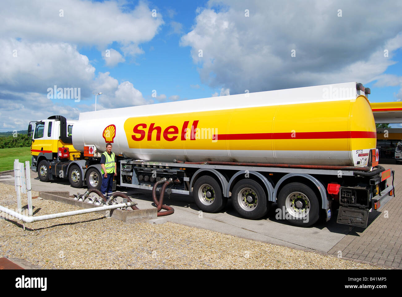 Shell Tanker füllen von Tanks mit Tankstelle, Cardiff, Wales, Vereinigtes Königreich Stockfoto