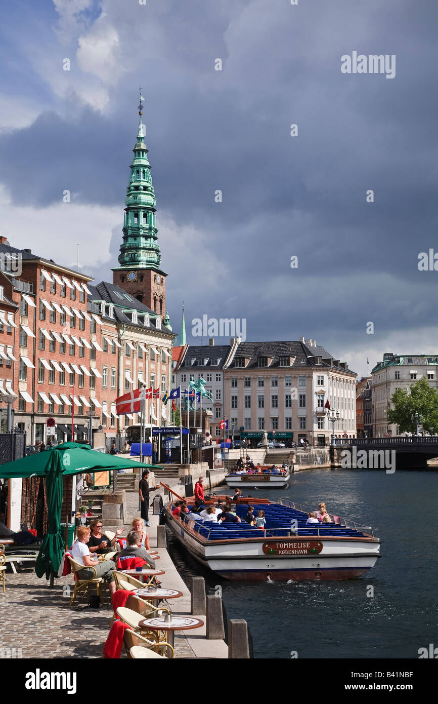 Kanalboot Tour und Blick Richtung Nikolaj Kirke von Gammel Strand, Kopenhagen, Dänemark Stockfoto