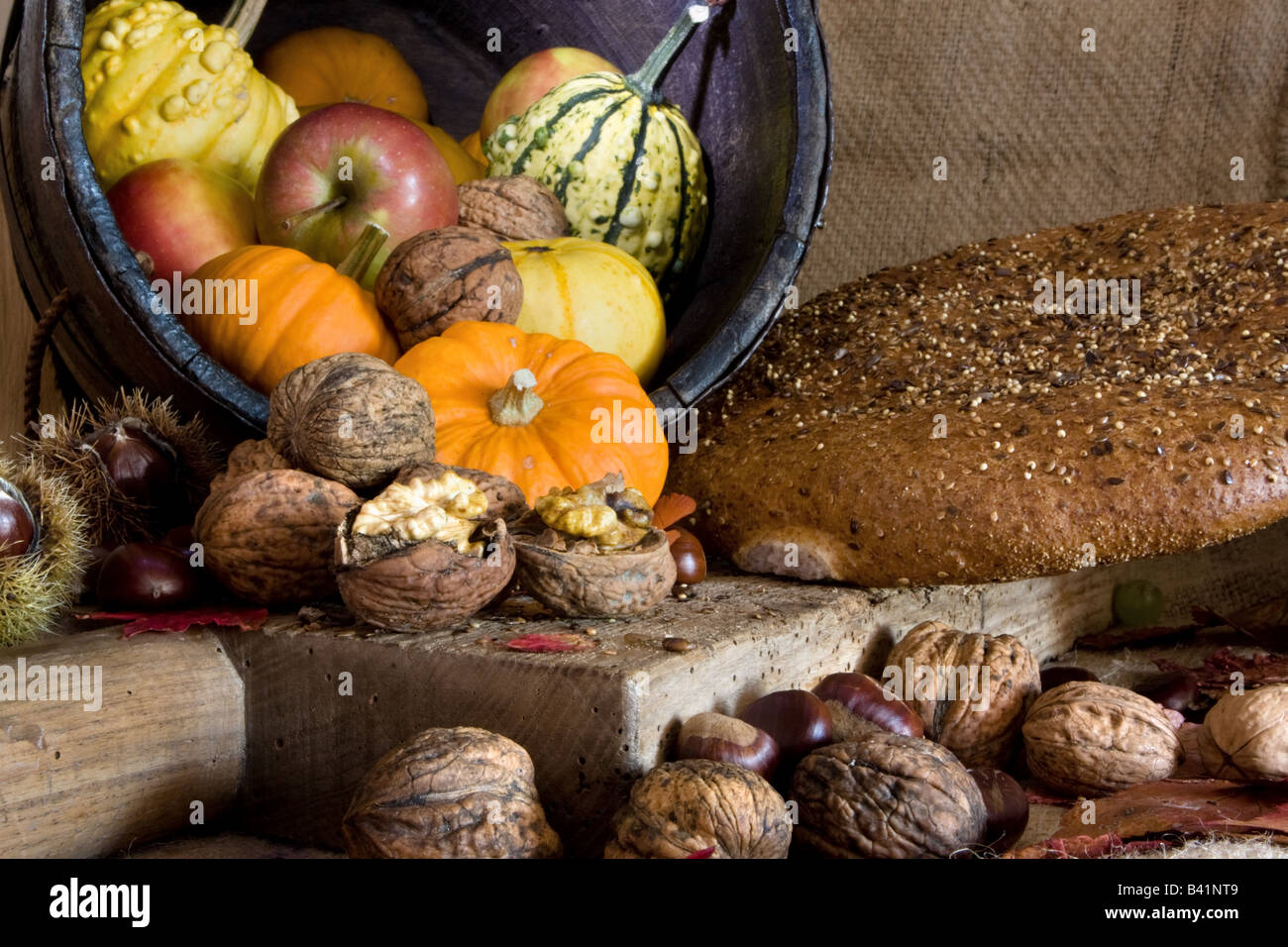 Tisch und Holzbrett mit Brot und Herbst Produkte zum Erntedankfest Stockfoto