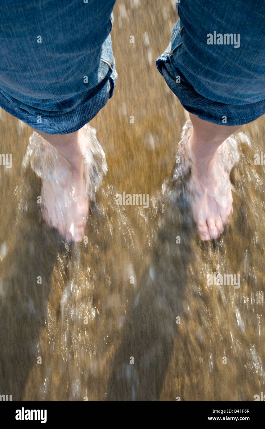 Frau die Füße in der Sea Of Japan Stockfoto