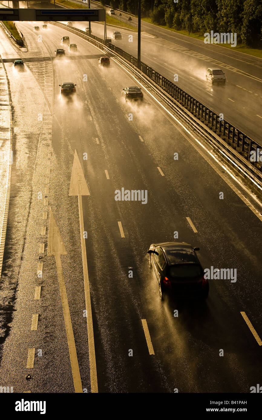 Autobahn oder Autobahn Fahrzeuge und Verkehr am Abend Regen Sturm, während die Straßen nass und gefährlich sind Stockfoto