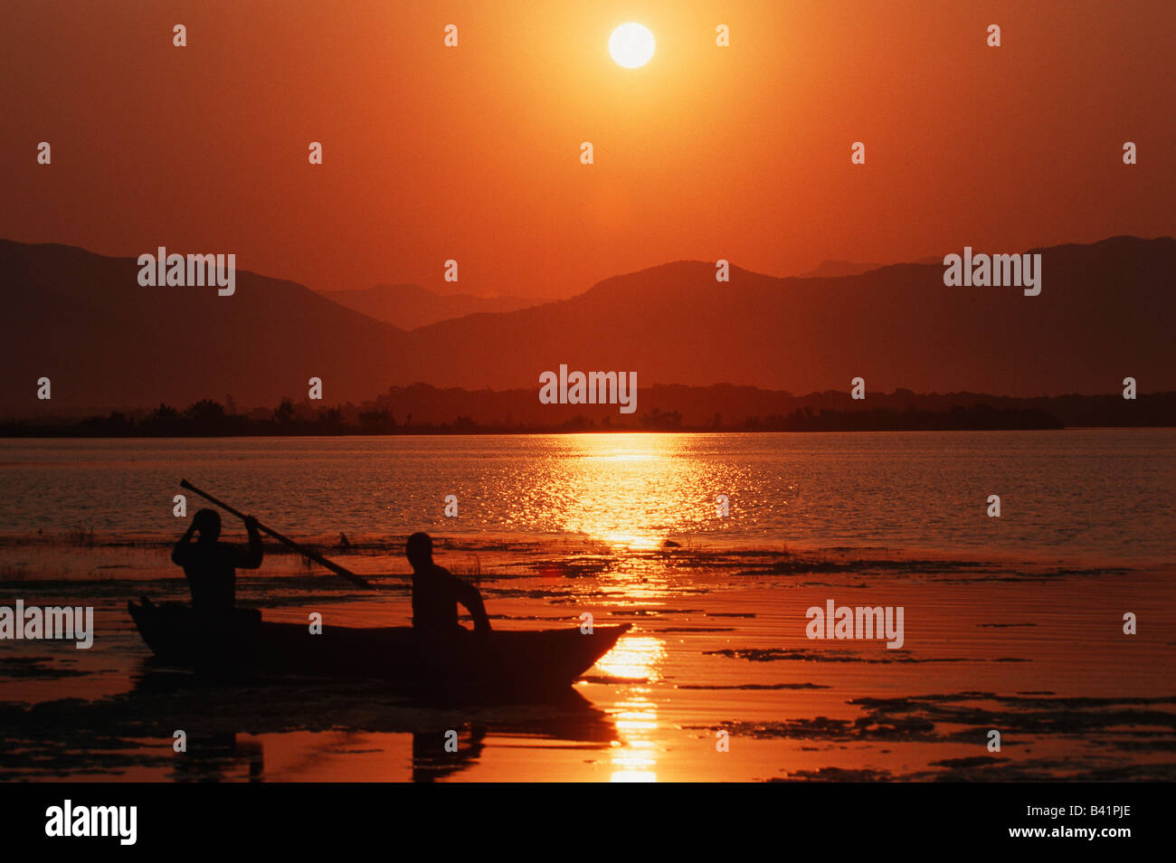 Fischer im Boot bei Sonnenuntergang Madagascar-Africa Stockfoto