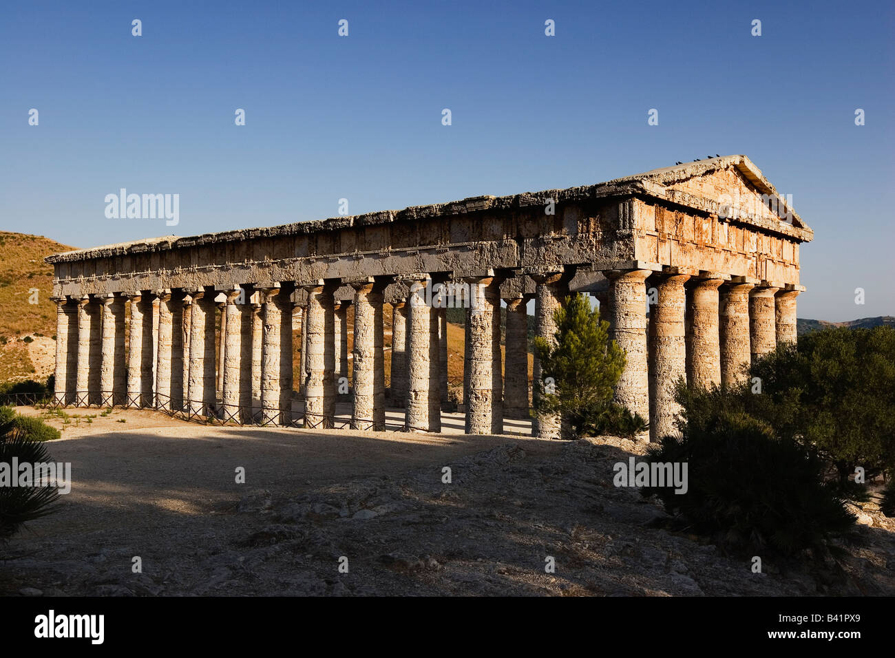 Dorischer Tempel in Segesta (große Städte der Elymer) erbaut im späten 5. Jahrhundert v. Chr., Calatafimi, Trapani, Sizilien Stockfoto