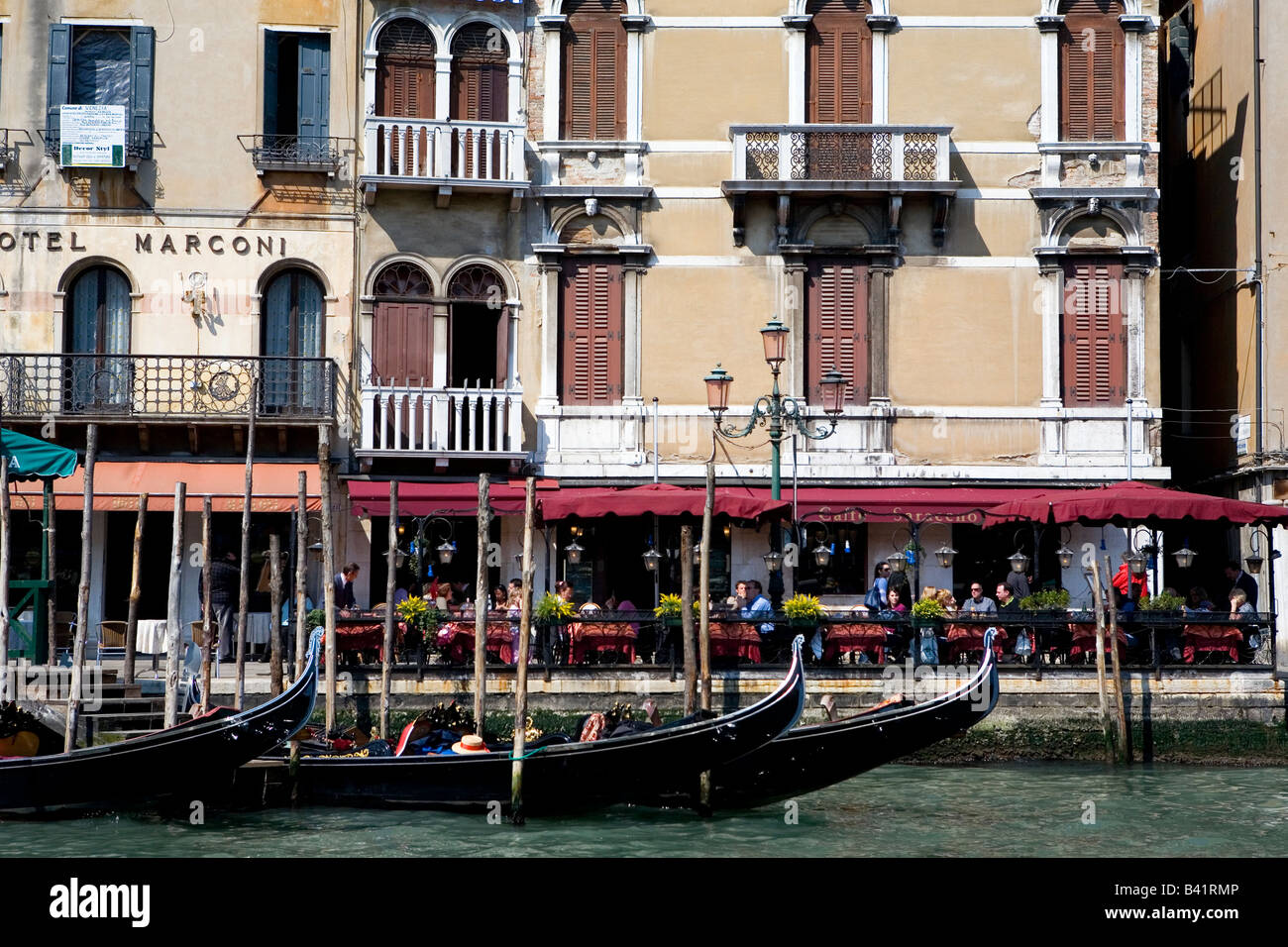 Hotel Marconi am Ufer des Canal grande mit Ankern Gondeln vor Venedig Italien Stockfoto