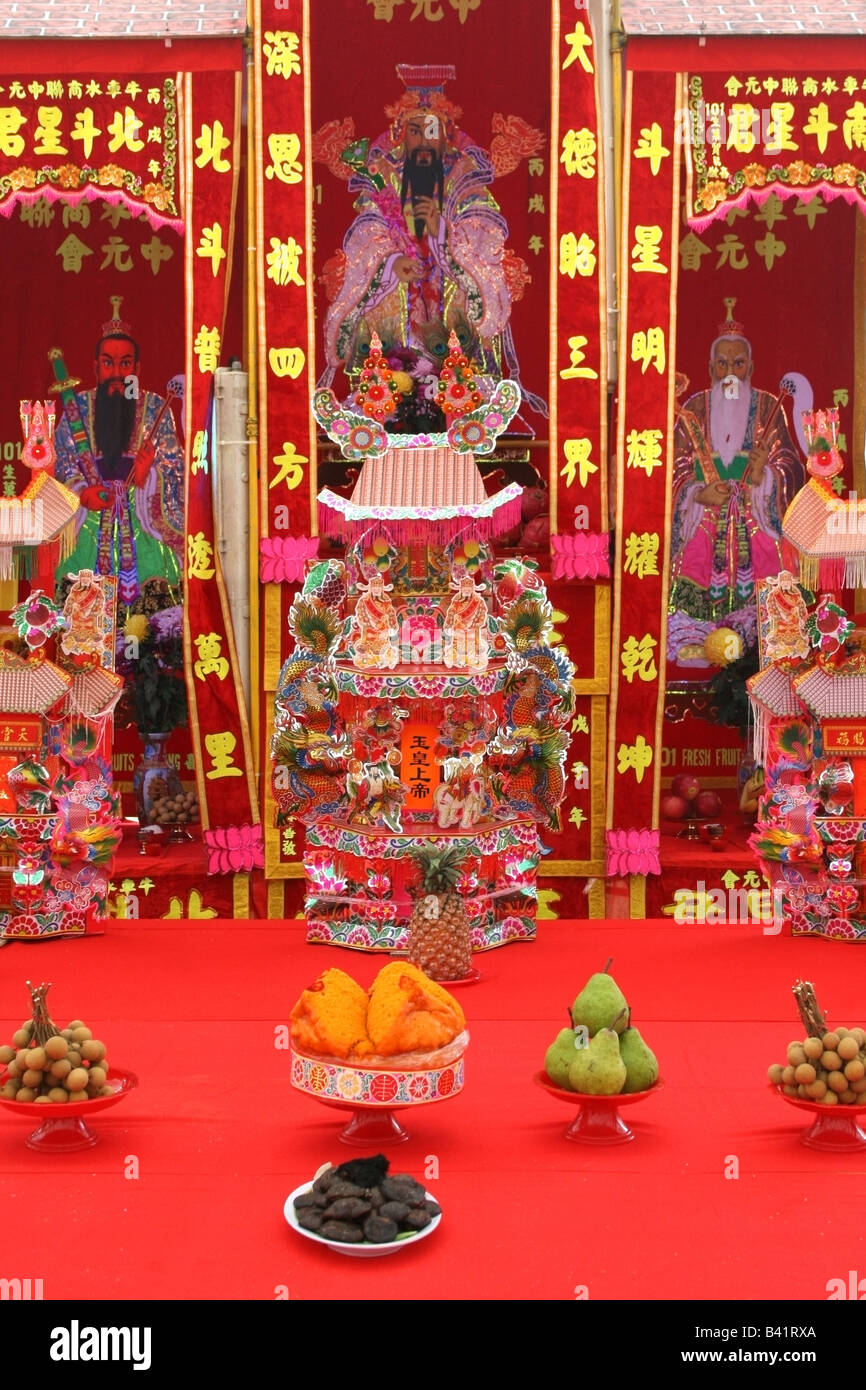 Die drei reinen Ones oder taoistischen Trinity mit angeboten, taoistische Festival von den Hungergeistern, Singapur, Südostasien Stockfoto