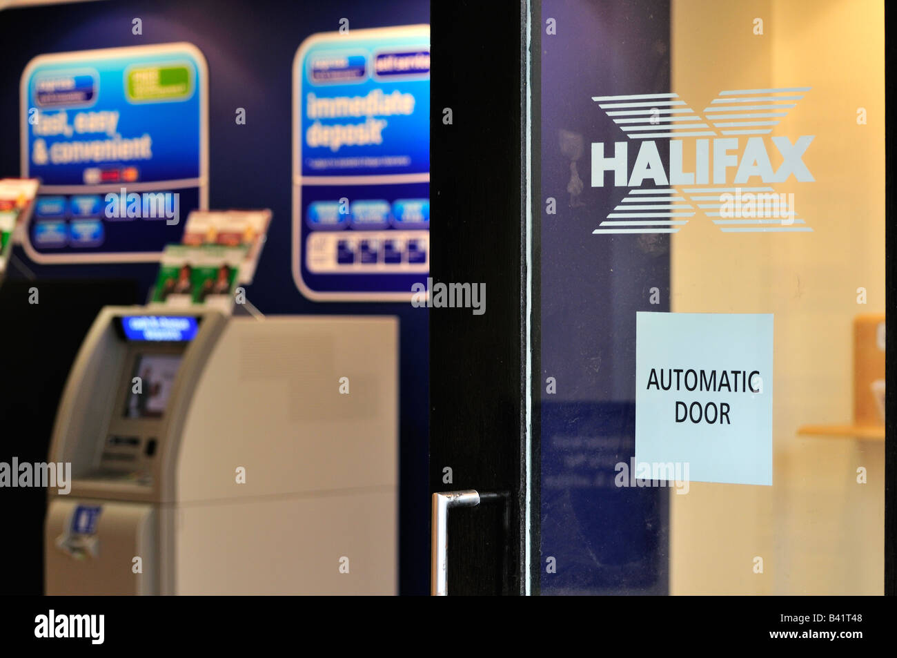 Schalterhalle, Zahlen in Maschine, Glastür, öffnen, Halifax ATM Stockfoto