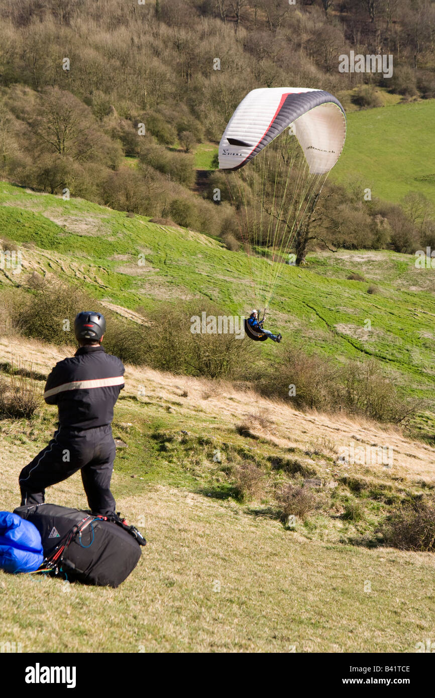 Paragliding auf die Cotswold Böschung am Haresfield-Hügel, Gloucestershire Stockfoto
