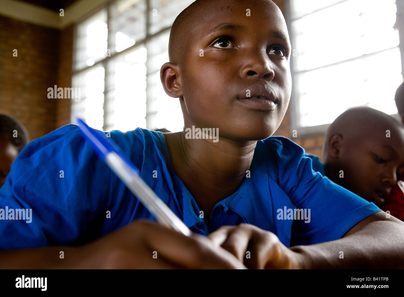 Eine ruandische Mädchen macht Klassenarbeiten. Stockfoto