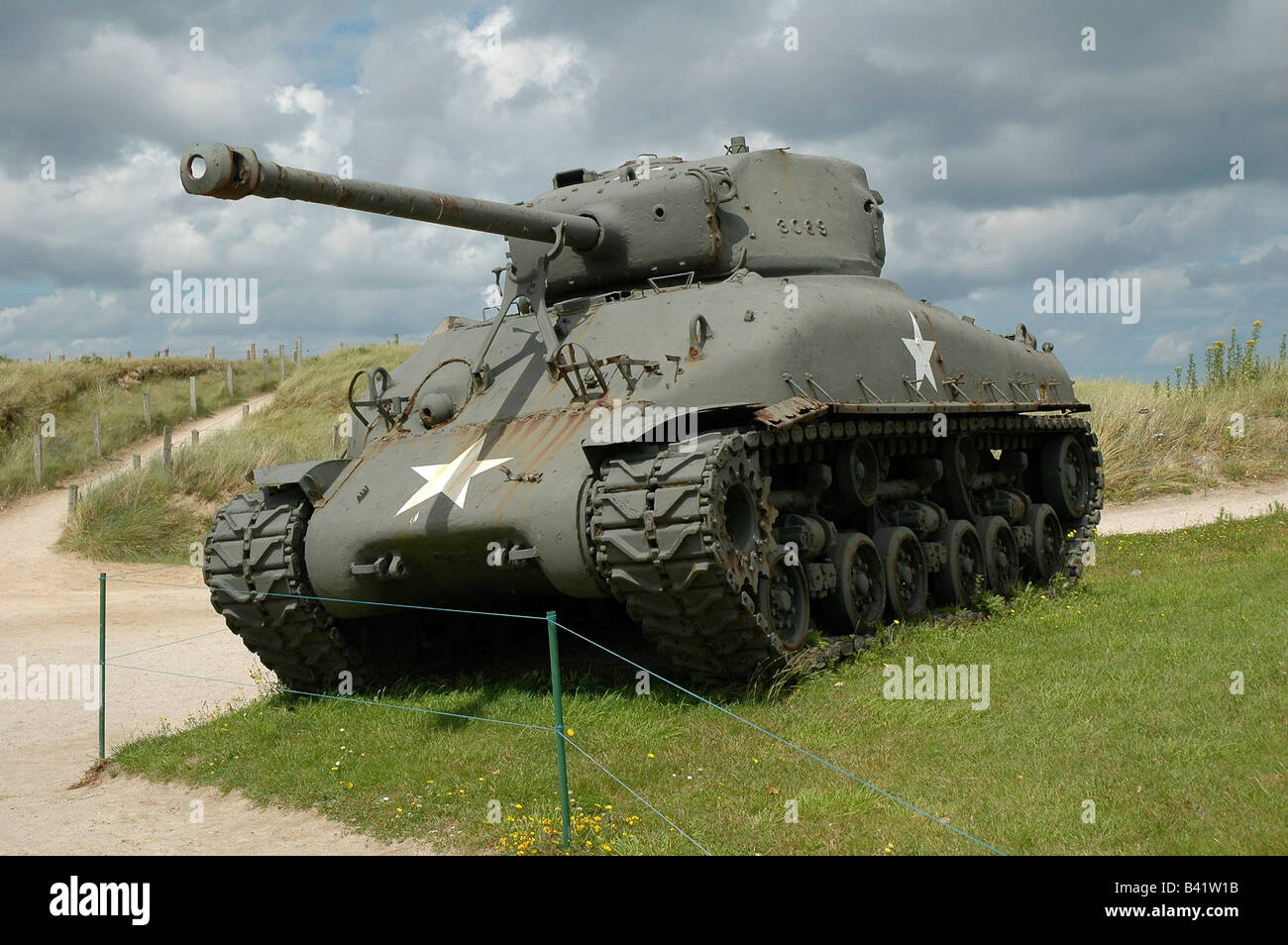 Amerikanischer Panzer aus dem 2. Weltkrieg am Omaha Beach, Normandie, Frankreich. Stockfoto