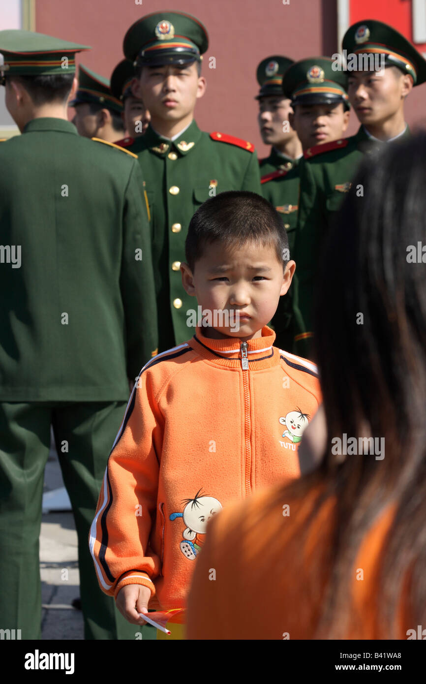 Junge Soldaten in der Nähe der Tiananmen-Tor, Peking, China Stockfoto