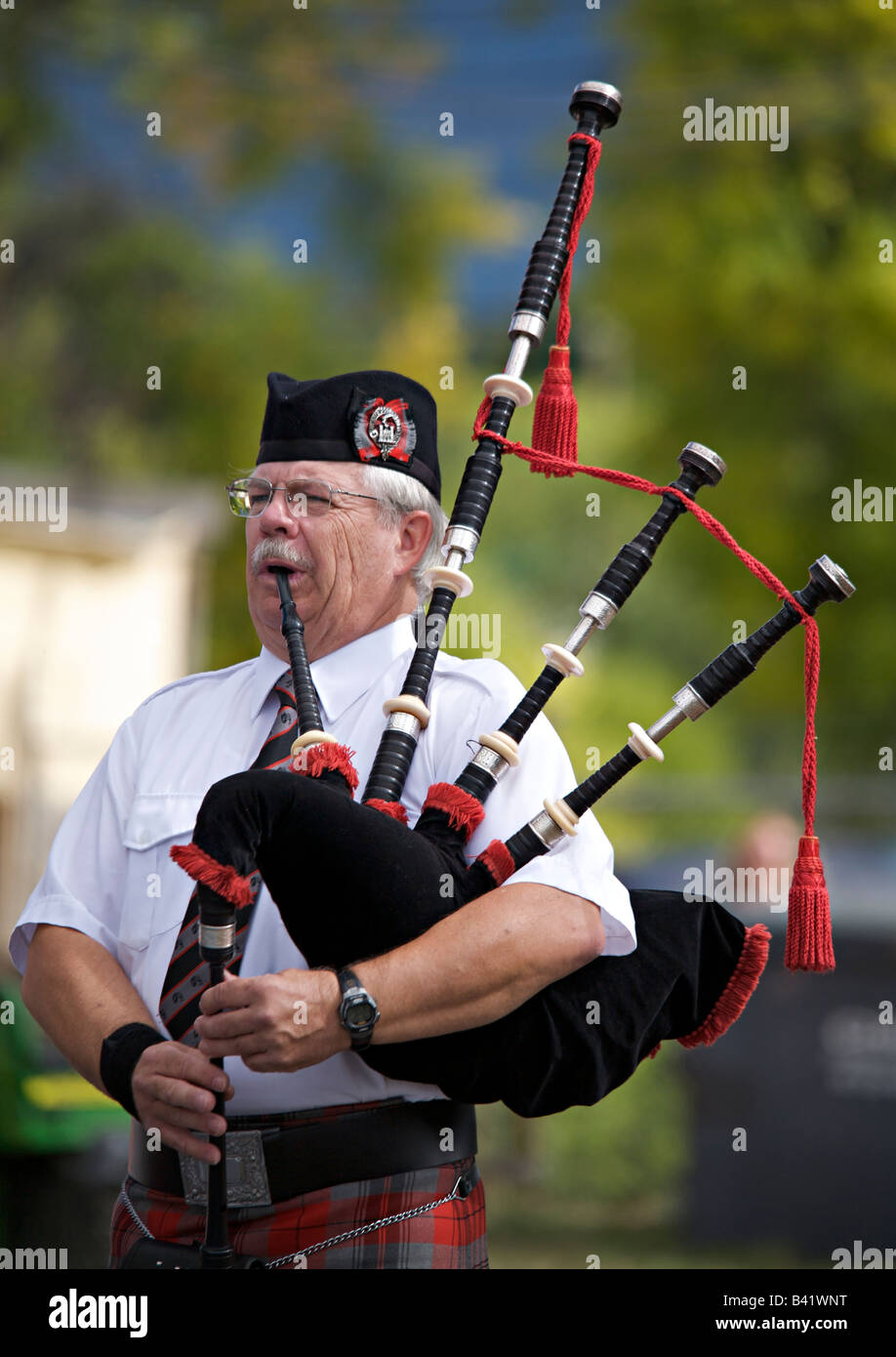 Männliche Dudelsackpfeifer spielen schottischen Musik Stockfoto