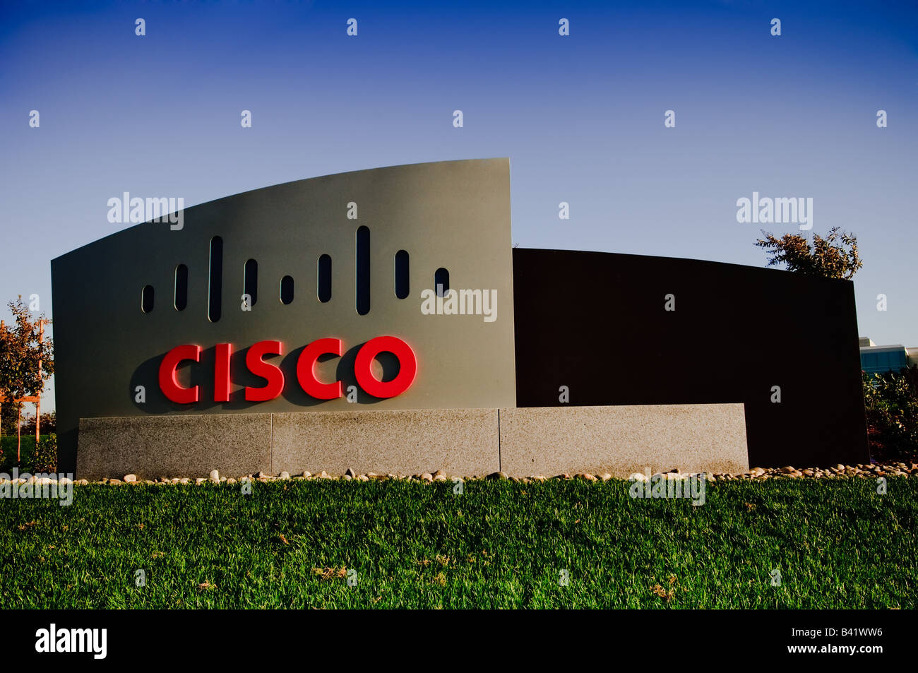 Frontaler Blick auf Cisco-Schriftzug in Milpitas, Kalifornien Stockfoto