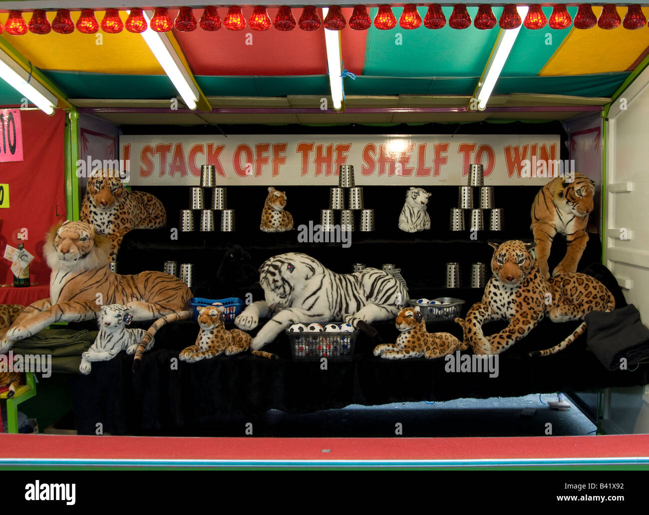 Kuschelige Löwen und Tiger auf dem Display als Preise auf einem Rummelplatz Sideshow. Warwickshire, UK. Stockfoto