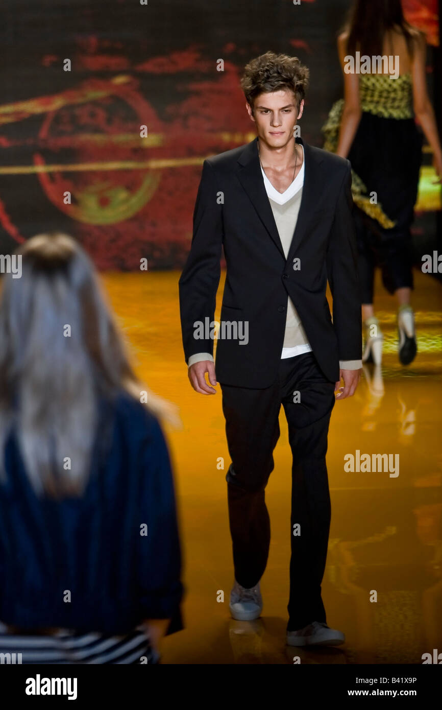 DKNY Donna Karan NewYork präsentiert Frühjahr & Sommer 2009 Herren Kollektion Damenkleidung. Stockfoto