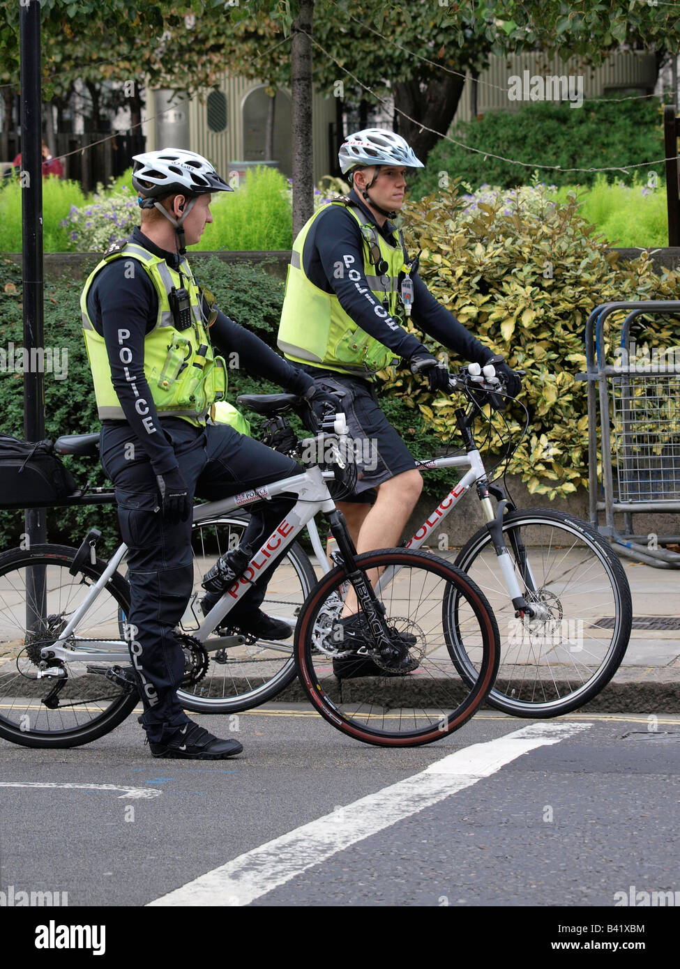 Zwei Polizisten auf dem BMX Mountainbike London UK in der Nähe von St. Pauls Stockfoto