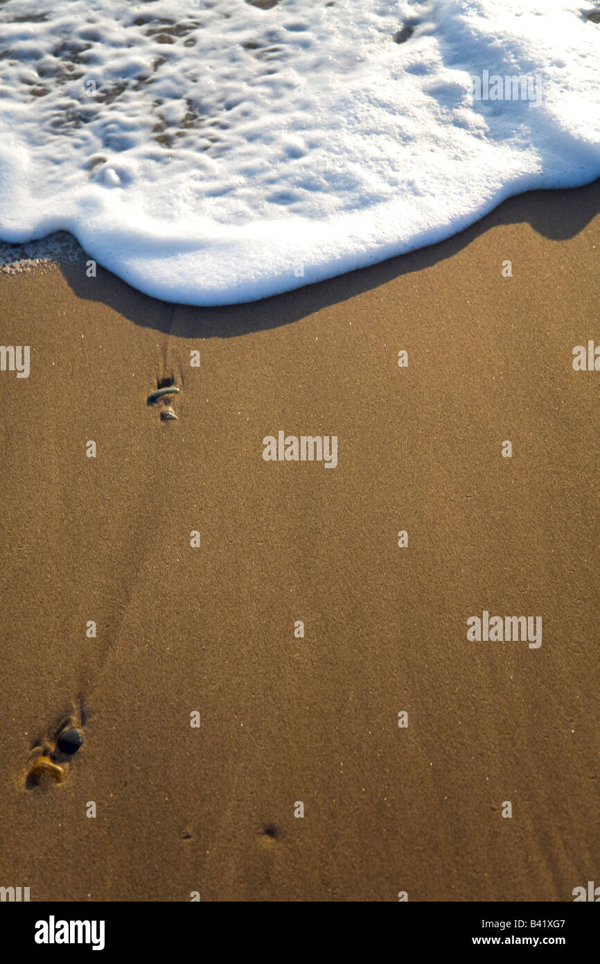 Sandstrand mit surf Stockfoto