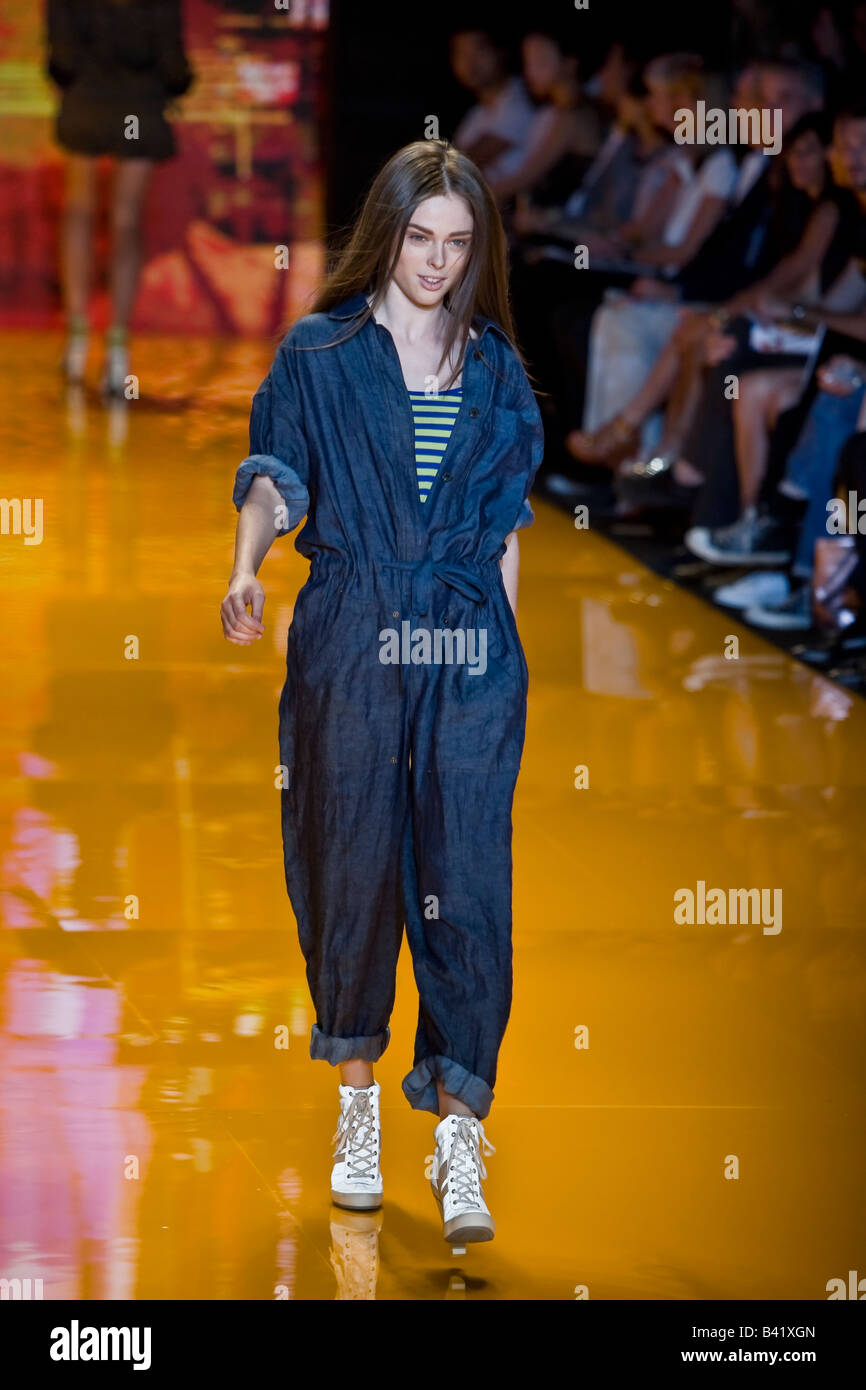 DKNY Donna Karan NewYork präsentiert Frühjahr & Sommer 2009 Herren Kollektion Damenkleidung. Stockfoto