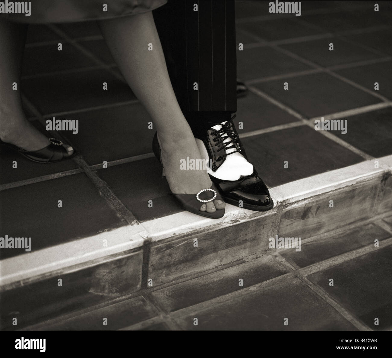 Eine Brautjungfer und Brautführer zeigen ihre ausgefallene Schuhe nach einer Hochzeitszeremonie. Stockfoto