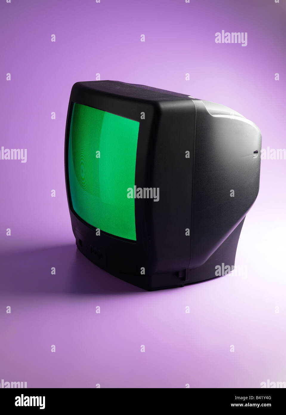 Fernsehen auf lila Hintergrund Stockfoto