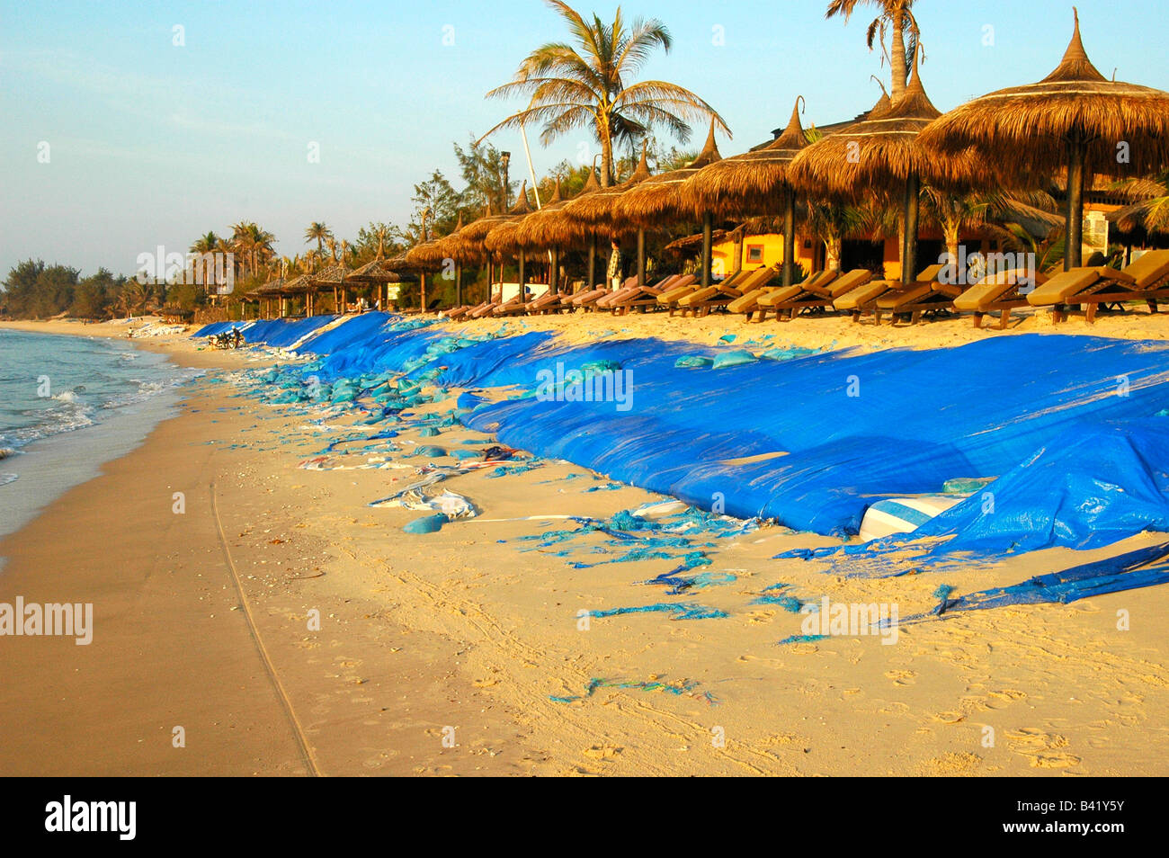 Blaue Kunststoff-Folien als Strand Erosionsschutz, Ham Tien Dorf in der Nähe von Mui Ne Vietnam Stockfoto