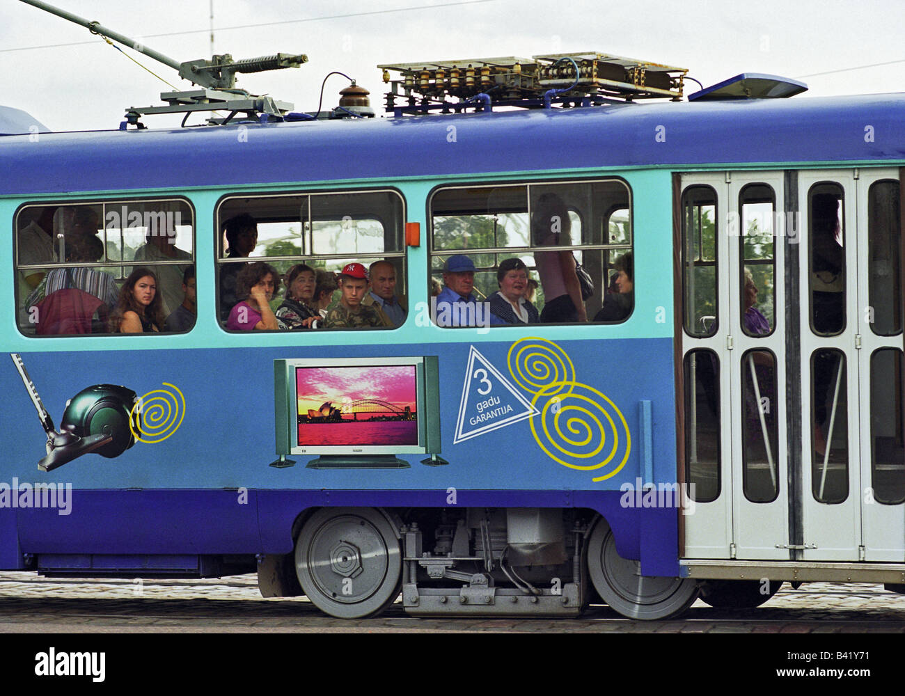 Menschen mit einer Straßenbahn in Riga, Lettland Stockfoto