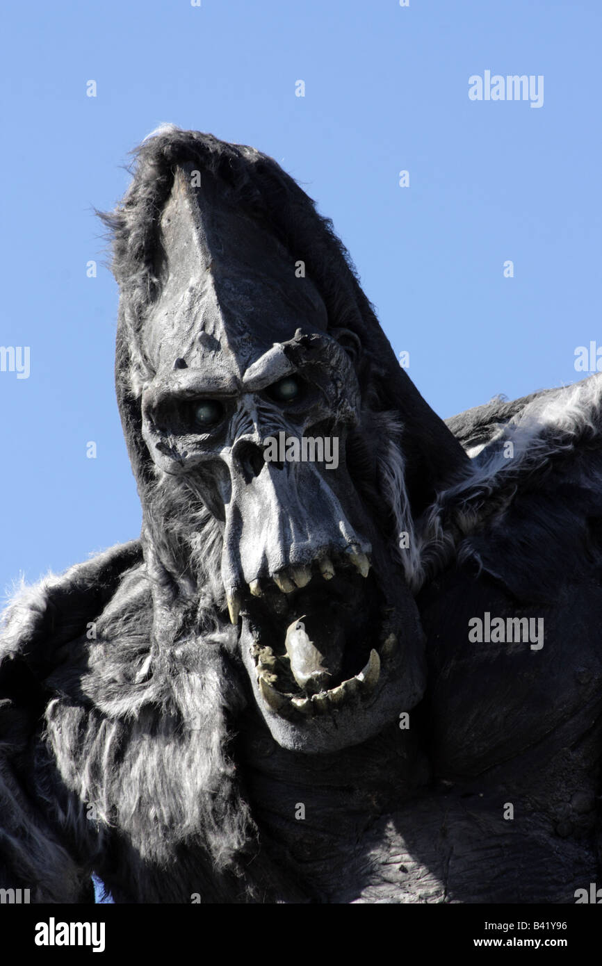 BEÄNGSTIGEND KING KONG CREATURE KOPF AN EINEM SHOWGROUND BLAUER HIMMEL VERTIKALE BDB11317 Stockfoto