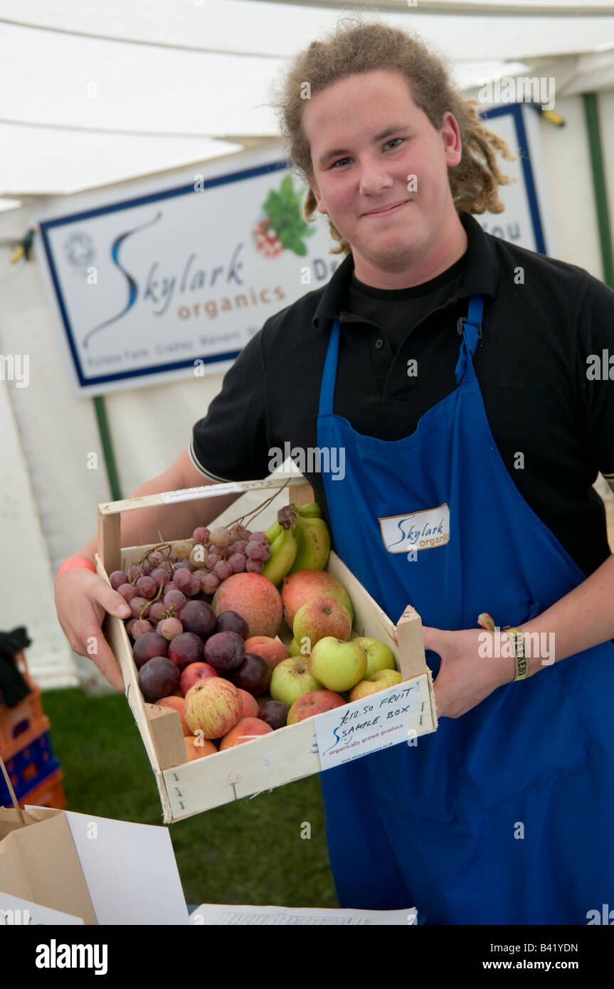 Mann hält Kiste Skylark Organics Bio frische Obst für Hauszustellung Food Festival Ludlow Shropshire England UK Stockfoto