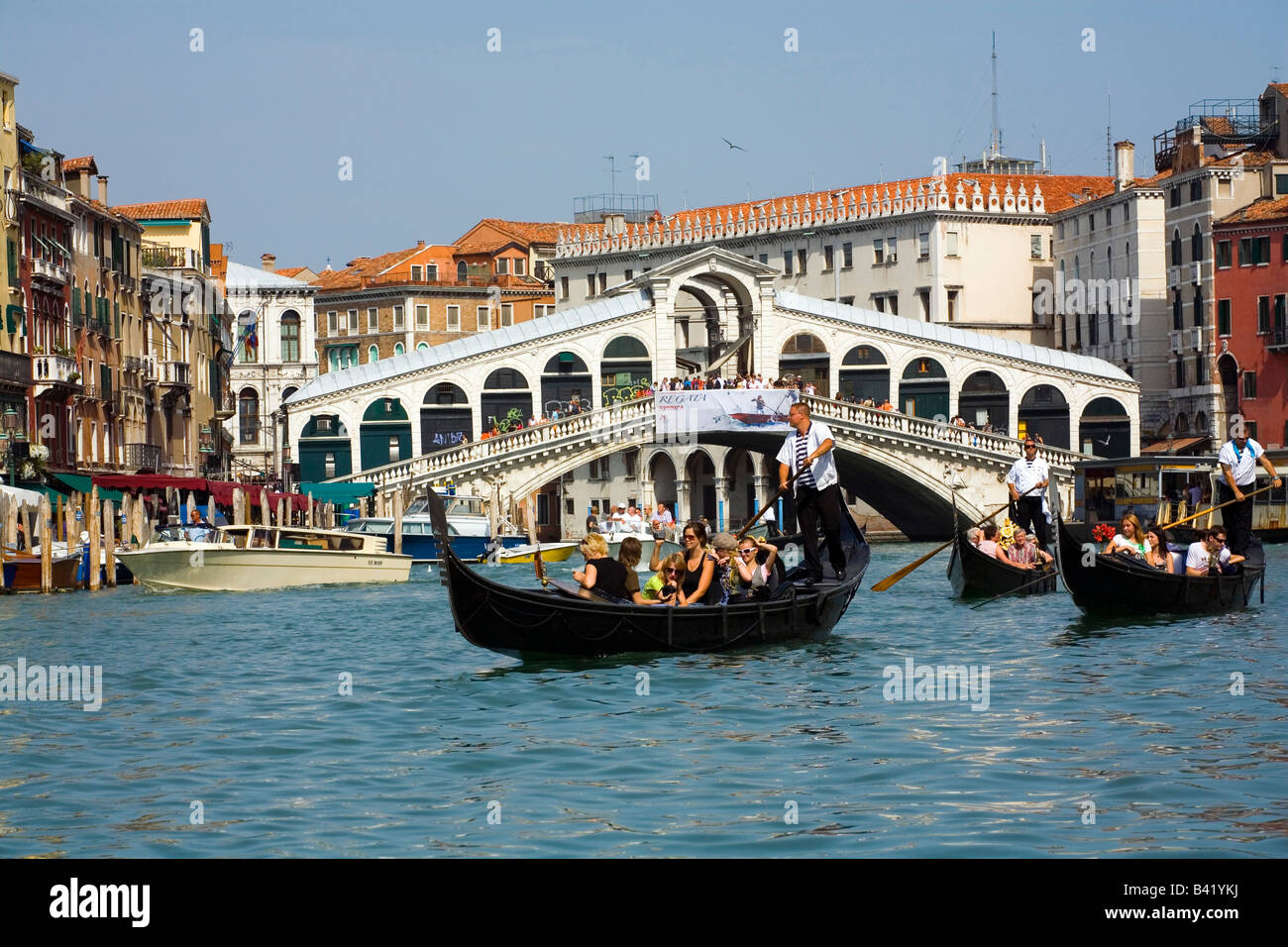 Nehmen eine Gondelfahrt in der Nähe der Rialto-Brücke in Venedig Italien Stockfoto