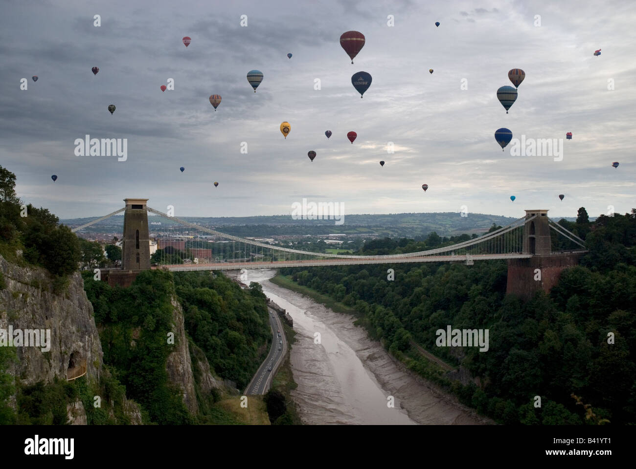 Ballons, die ins Leben gerufen, an der Bristol Balloon Fiesta fliegen über Bristol Hängebrücke, Clifton, Bristol, England Stockfoto