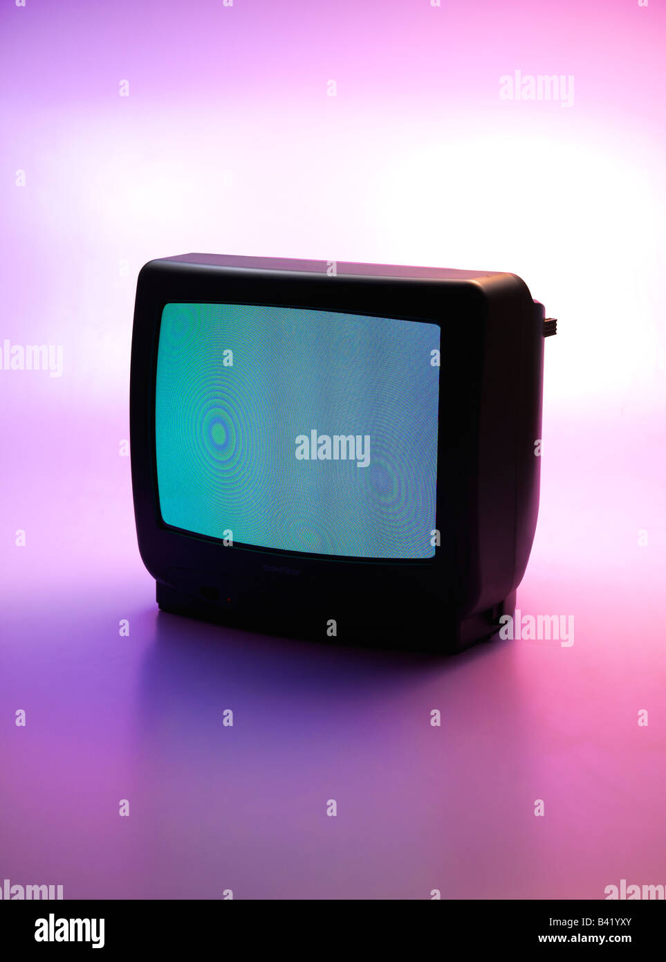Fernsehen auf lila Hintergrund Stockfoto
