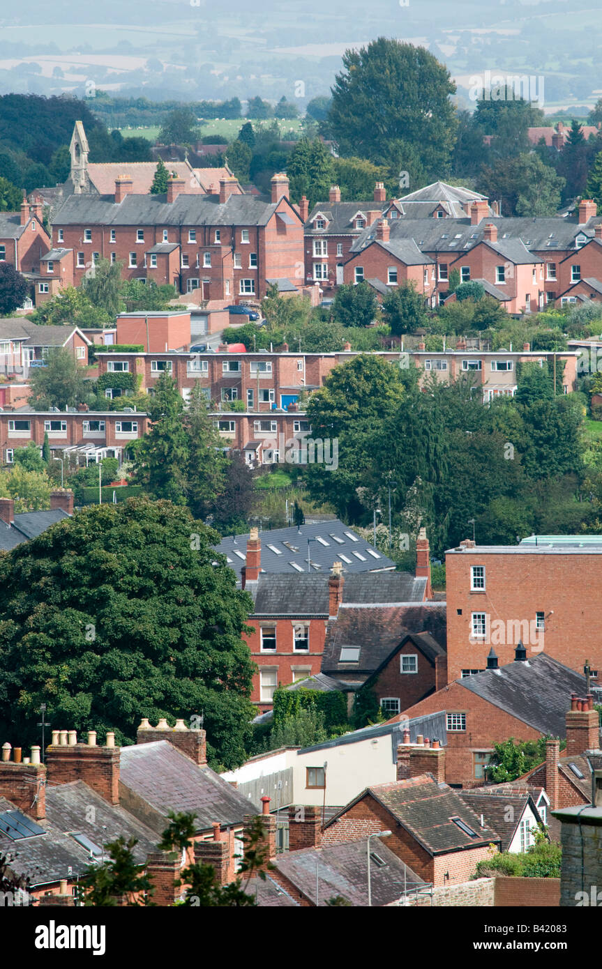 Gesamtansicht der Stadt: rote Ziegel Häuser und Wohnungen in Ludlow Shropshire England UK Stockfoto