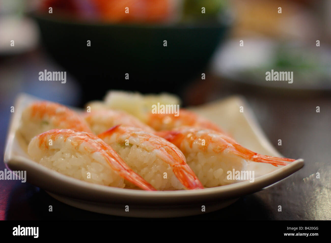 Garnelen Sushi auf einer quadratischen Platte. Stockfoto