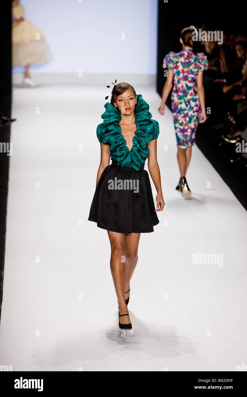 12. September 2008 — New York, USA: ein Model präsentiert eine Outfit von Project Runway Kenley Collins bei der New York Fashion Week. Stockfoto