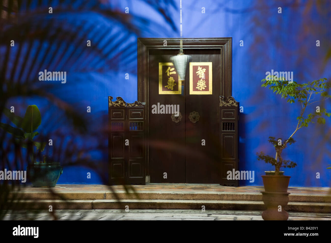 Asien, Malaysia, Penang, Pulau Pinang, Georgetown, Chinatown Bezirk, Detail der chinesische Papierlaterne und Tür Stockfoto