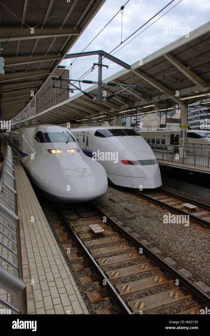Zwei modernistischen ShinkansenZüge, von verschiedenen Stilen, ziehen