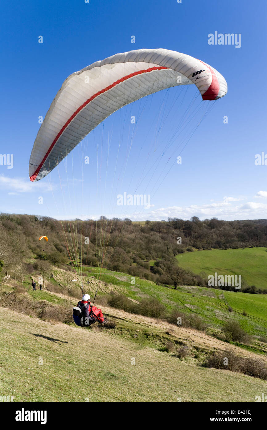 Paragliding auf die Cotswold Böschung am Haresfield-Hügel, Gloucestershire Stockfoto