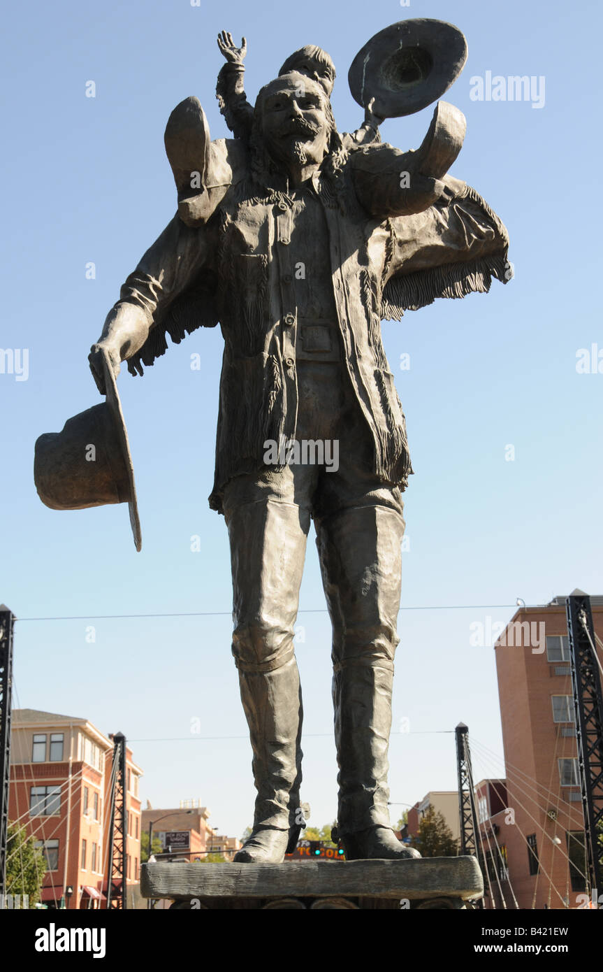 Staue von Buffalo Bill, William Cody, mit seiner Tochter auf seinen Schultern. Diese Bronze liegt in Golden, Colorado. Stockfoto