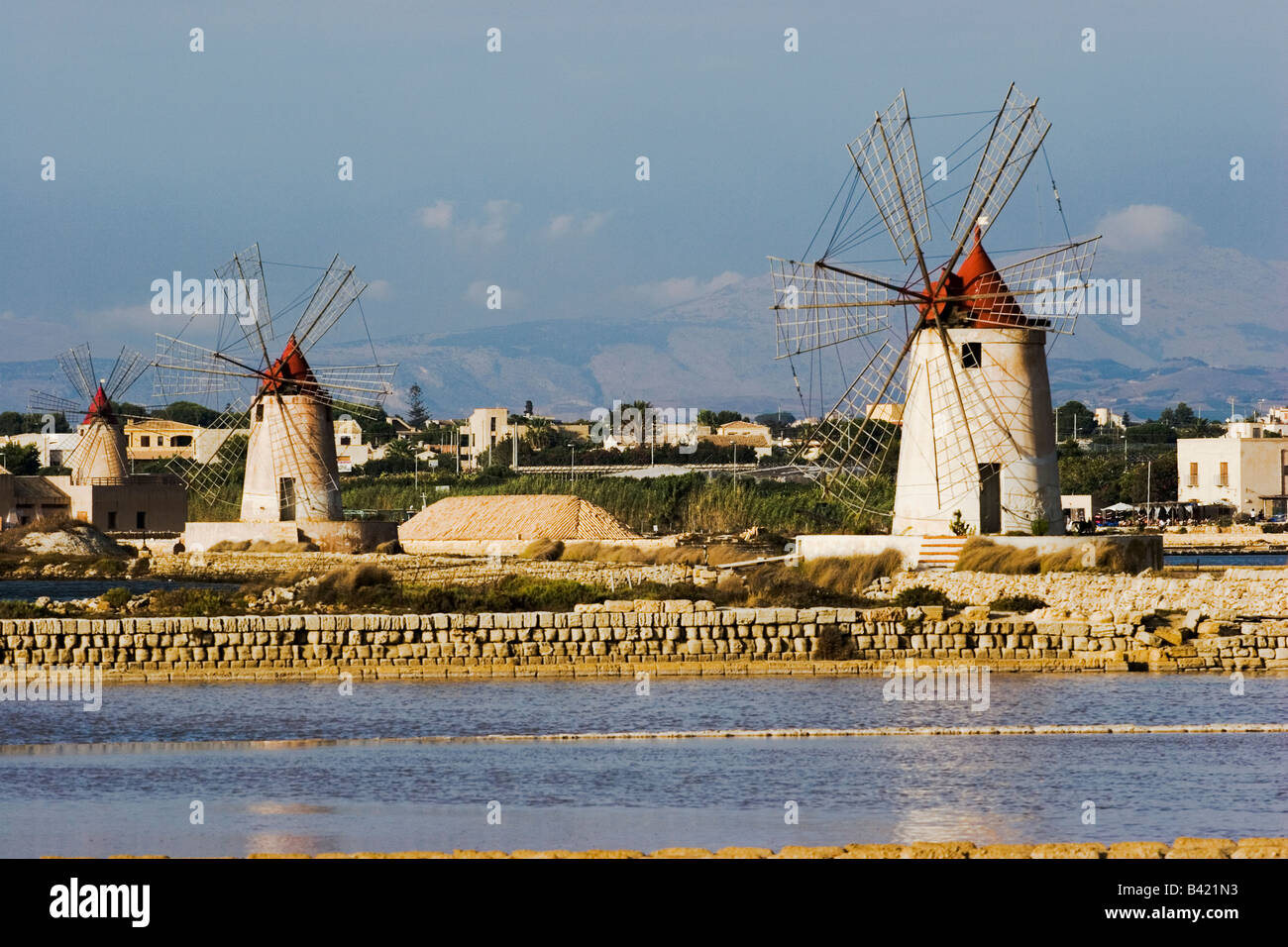 Windmühlen, Meersalz in die Lagune Stagnone zu produzieren von Mozia Insel verwendet, Marsala, Trapani Sizilien Stockfoto