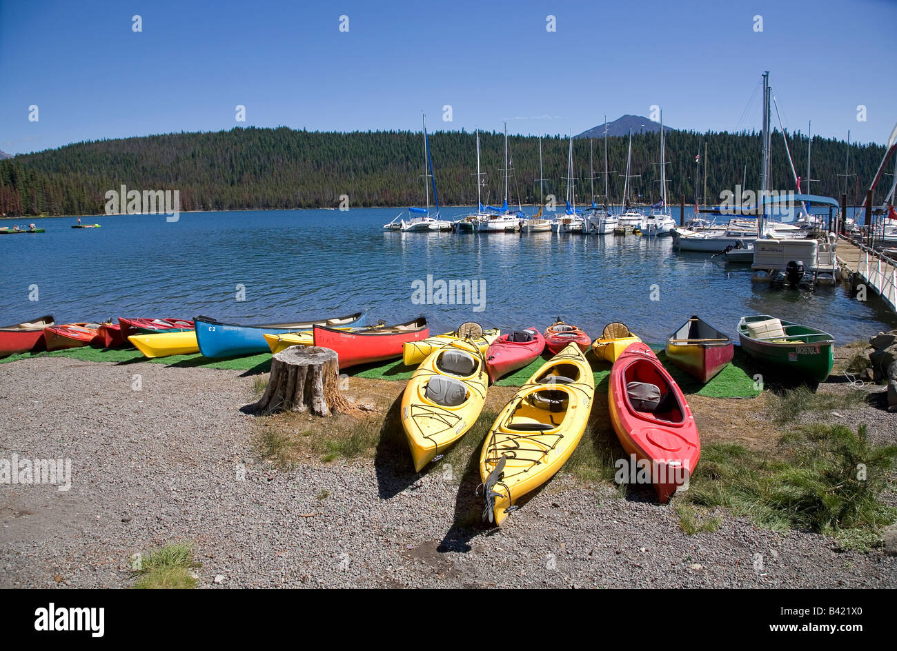 Kajaks, Segelboote und einen Blick auf Elk See entlang der Cascade-Seen-Autobahn in der Nähe von Bend Oregon Stockfoto