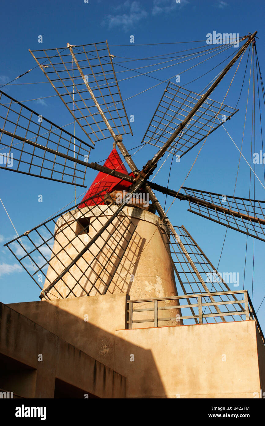 Windmühlen, Meersalz in die Lagune Stagnone zu produzieren von Mozia Insel verwendet, Marsala, Trapani Sizilien Stockfoto