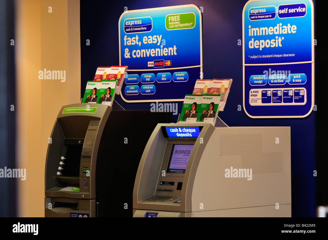 Schalterhalle, Zahlen in Maschine, Geldautomat ATM Stockfoto