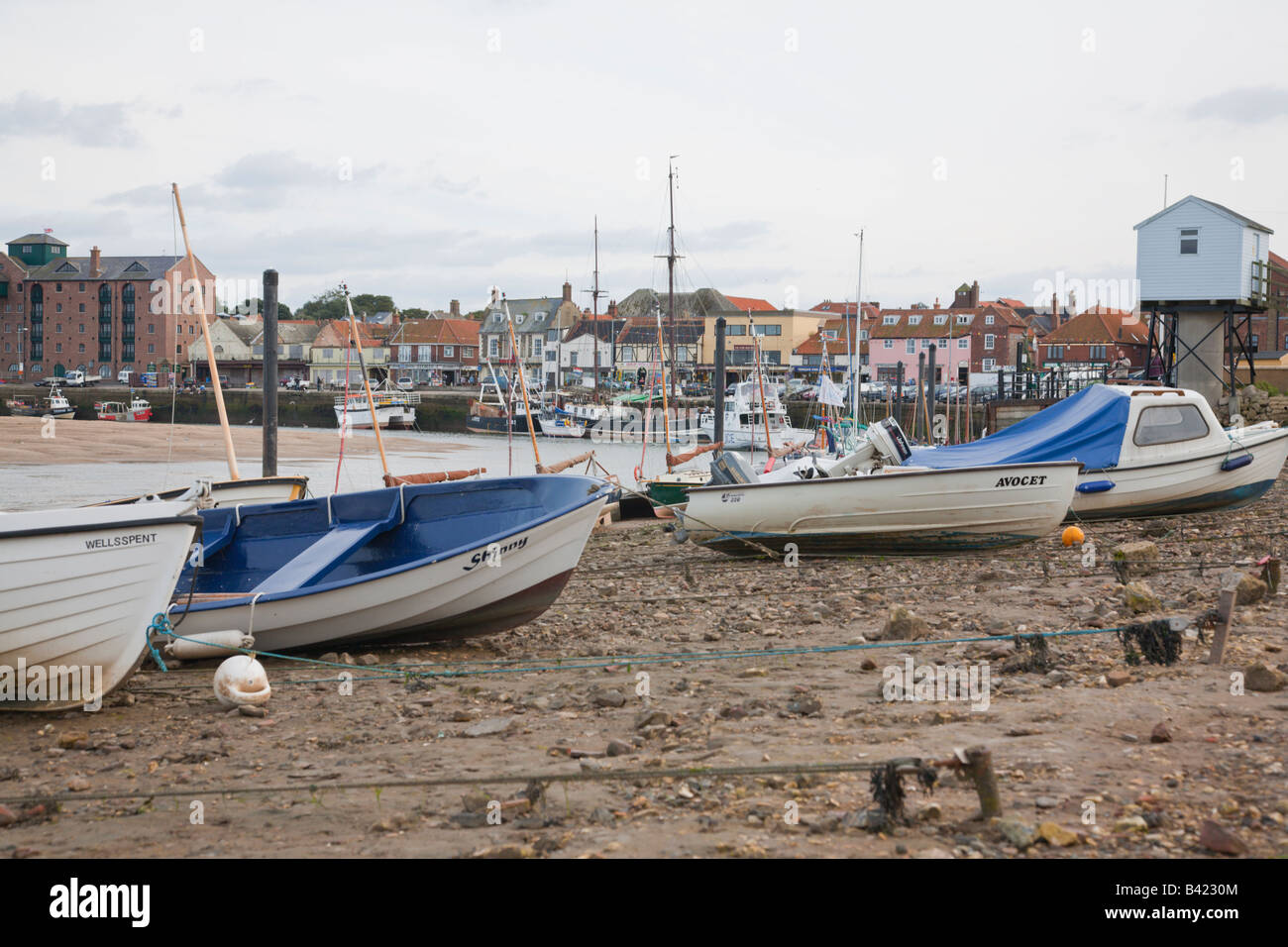 Segeln Boote im Wattenmeer am nächsten Brunnen Meer Norfolk England UK Stockfoto